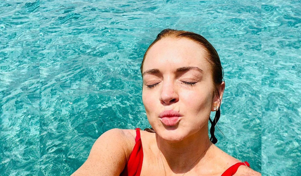 Lindsay Lohan Sends Kisses from The Maldives!