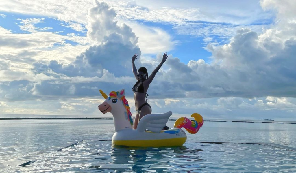 Bollywood's Amyra Dastur Unveils Maldivian Paradise: A Dreamy Escape to Furaveri