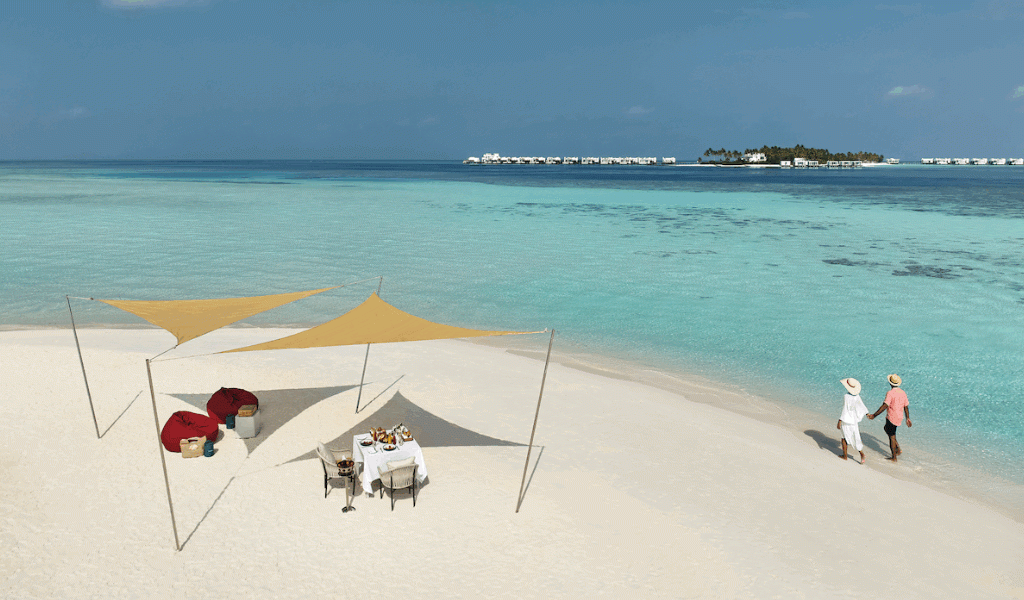 Escape to Paradise: Jumeirah Olhahali Island's Exclusive Sandbank Experience